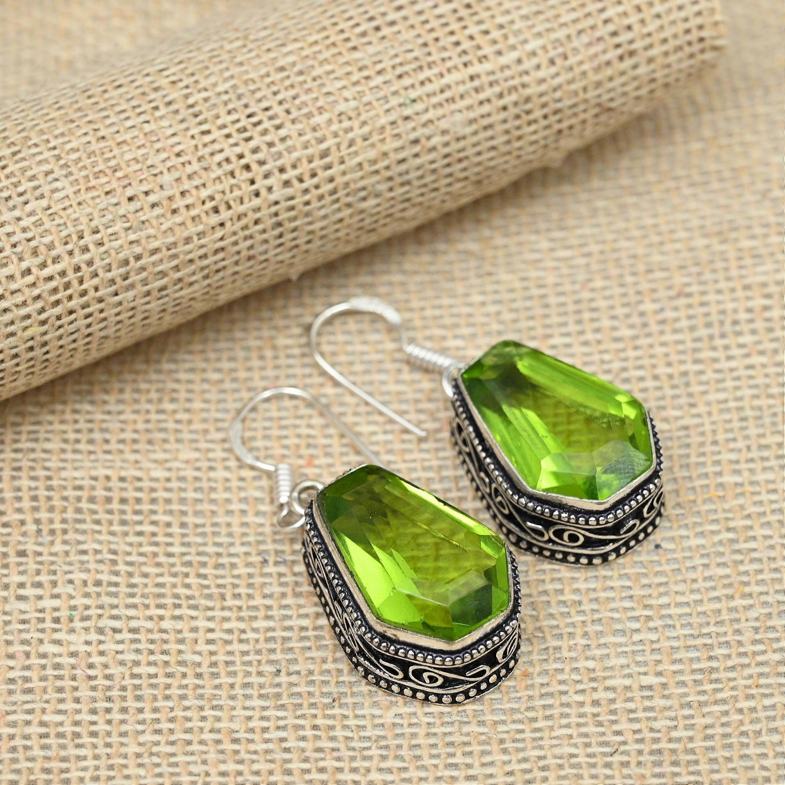 Cercei din argint 925, lucrați manual, cu peridot, fermecător, model sicriu