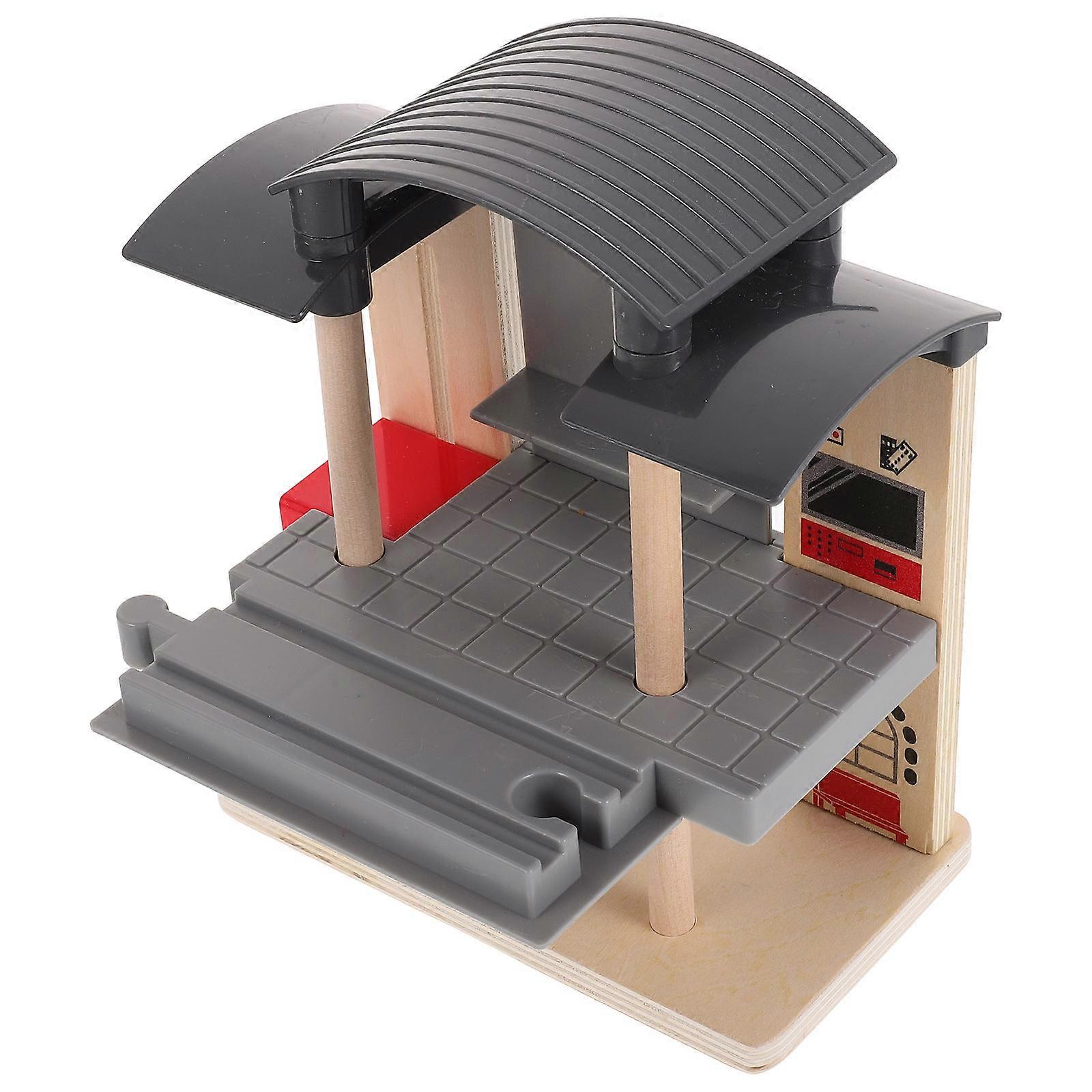 Puinen juna-aseman raideliitin lapsille lelujunatarvikkeille