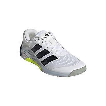 Aida's schoenen zijn van Adidas.