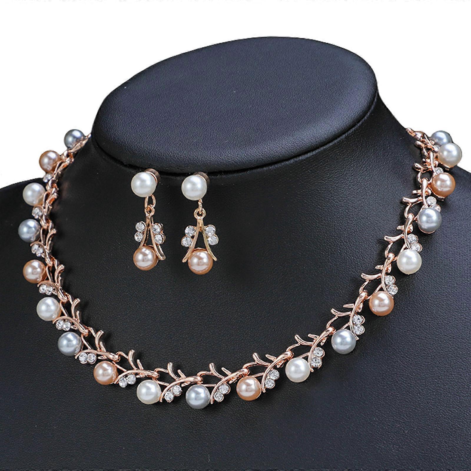 L'ensemble de bijoux multi-usages pour femmes en imitation perles comprend un collier de boucles d'oreilles accessoire de mode pour un événement en soirée