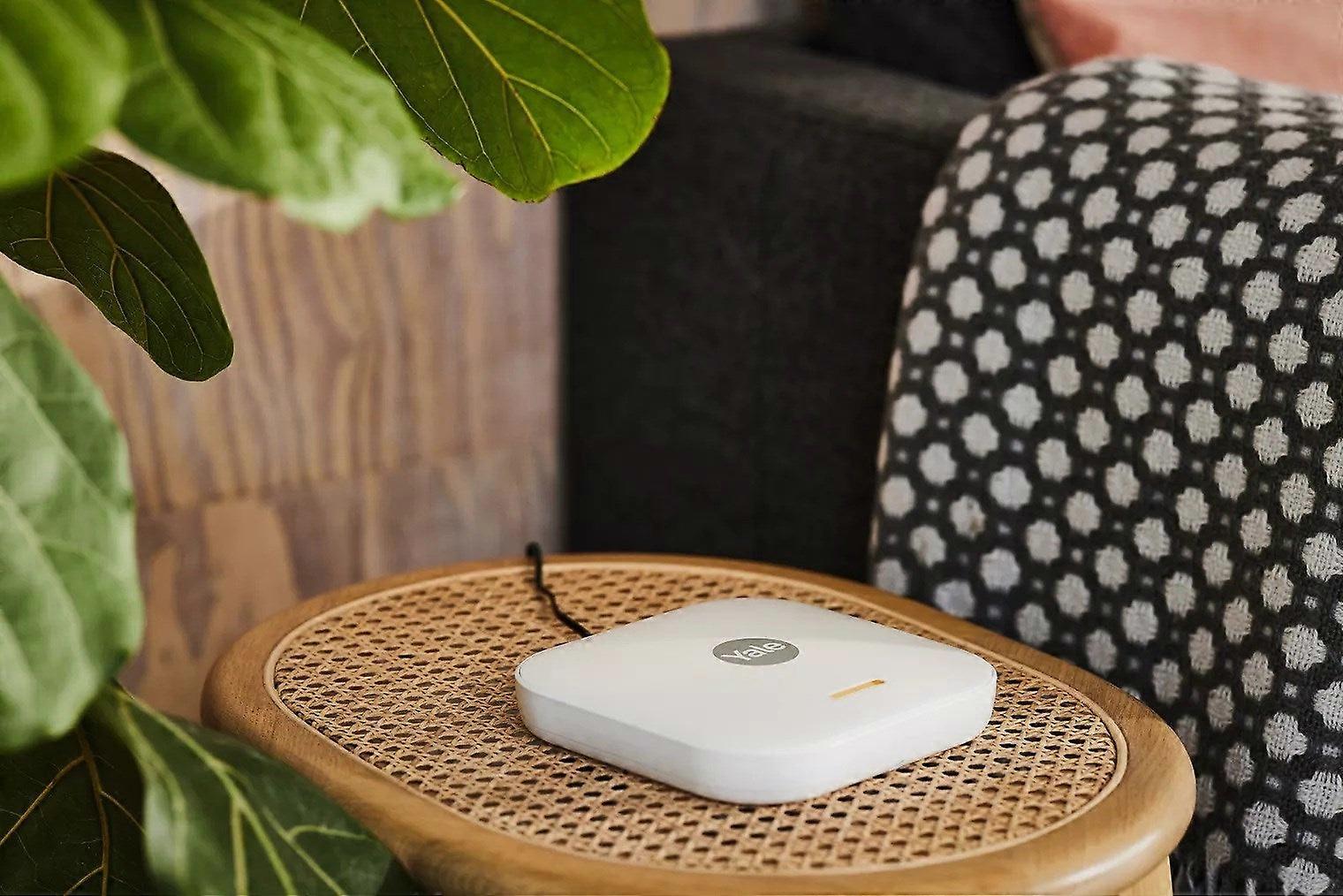 Yale Smart Alarm Starter Kit 7 elementer - Kontrollpanel, tastatur, fjernkontroll, 2x bevegelsessensor, 2x vindus-/dørsensor