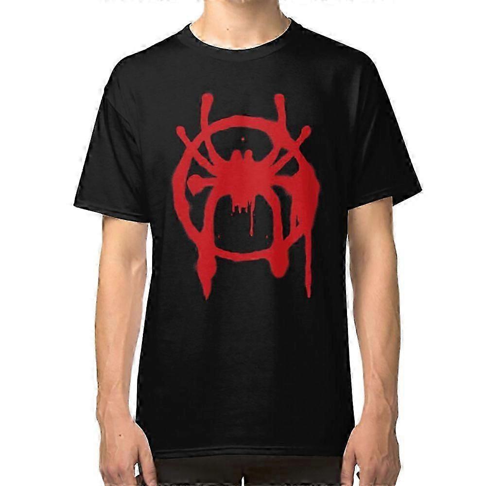 Na camiseta do Spider-Verse