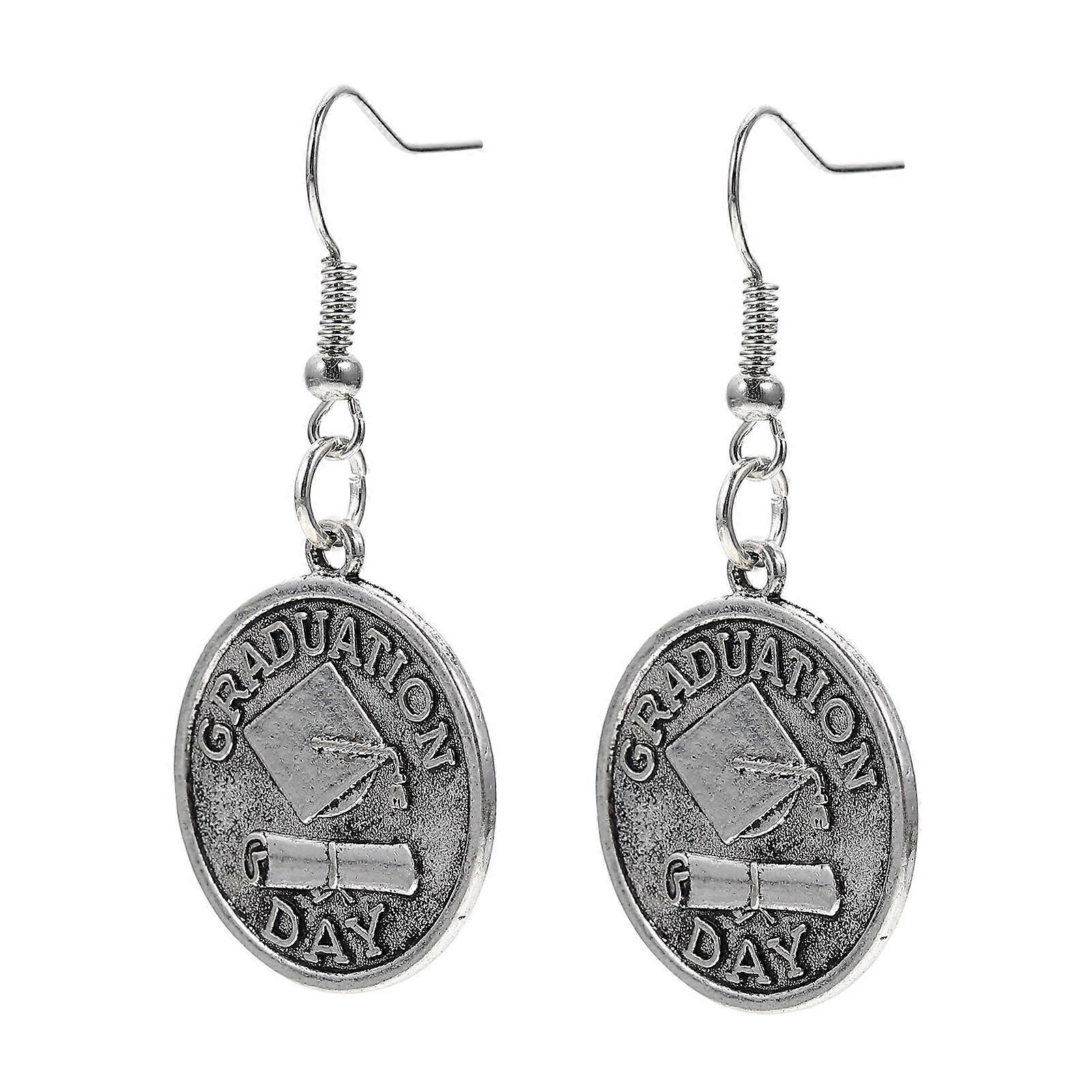 Pingente com motivo de formatura, complementa qualquer roupa, lembrança memorável