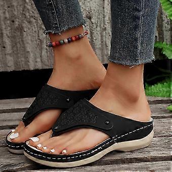 Eine Damen-Flip-Flop-Sandale aus weichem Leder in Volltonfarbe mit offener Zehenpartie zum Spazierengehen und Reisen im Freien