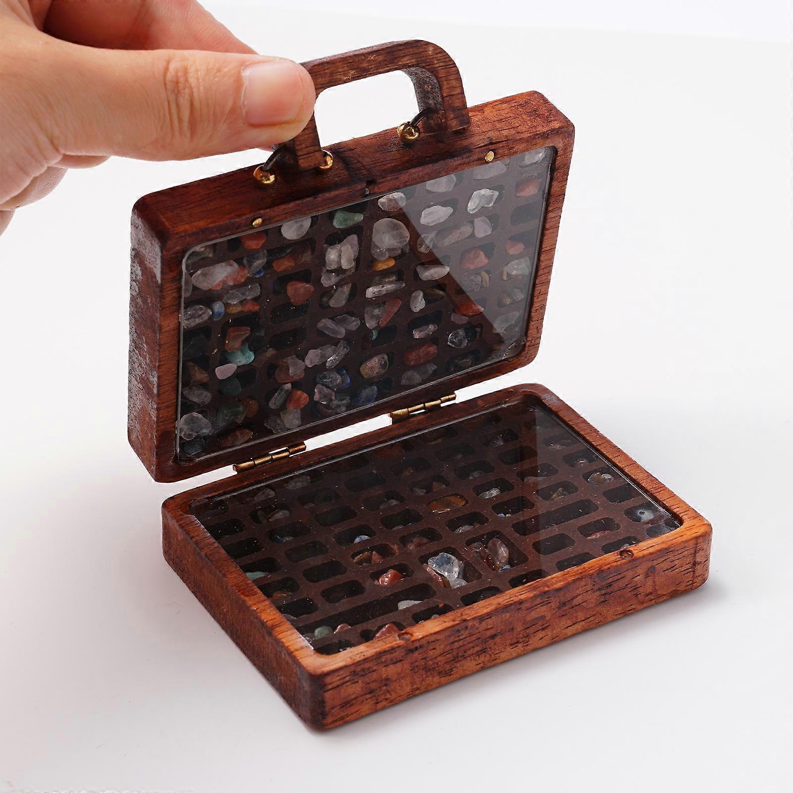 Samling af sten og træhåndværk i kufferten