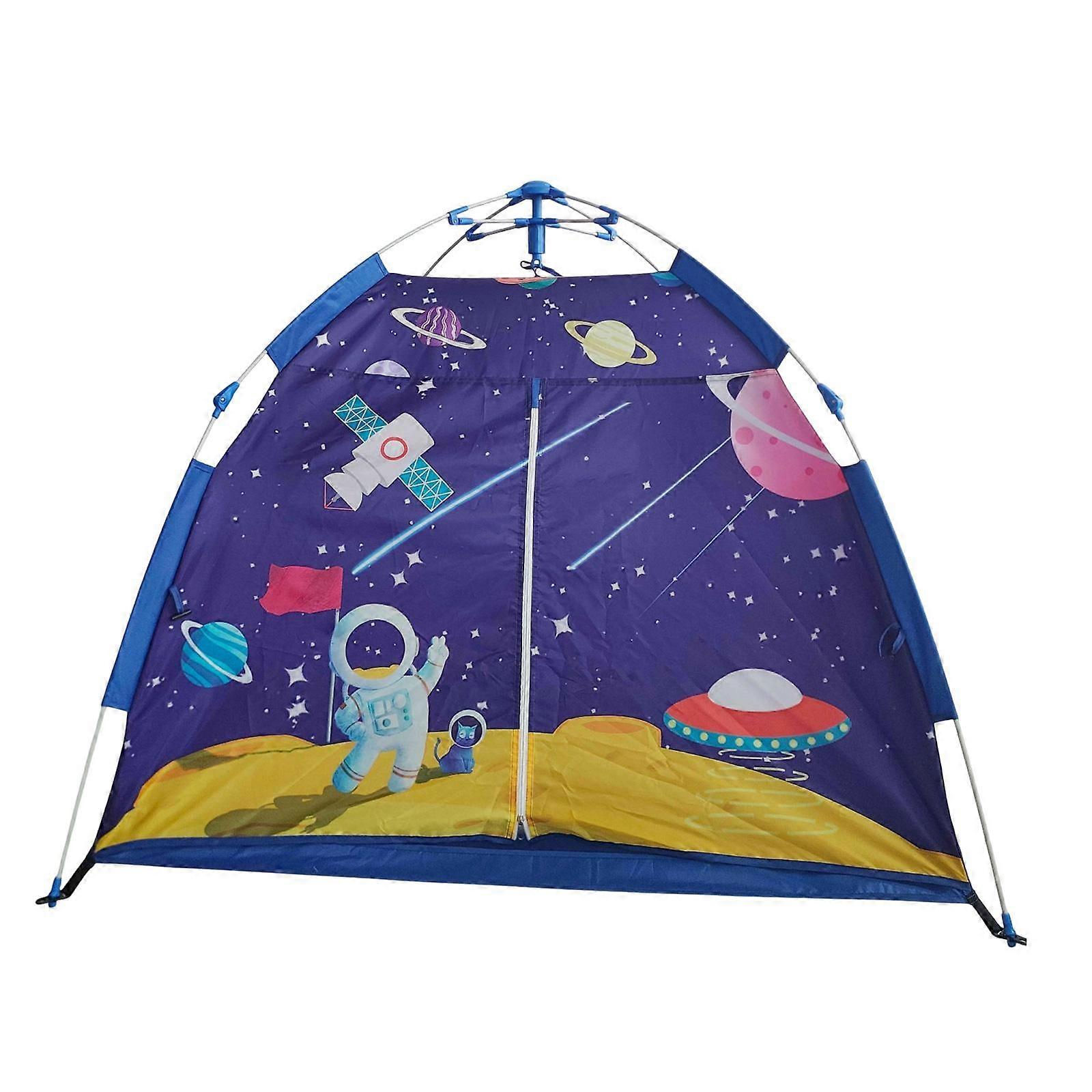 أطفال يلعبون خيمة مسرح داخلي محمول للرعاية النهارية لحفلة عيد ميلاد في الفناء الخلفي