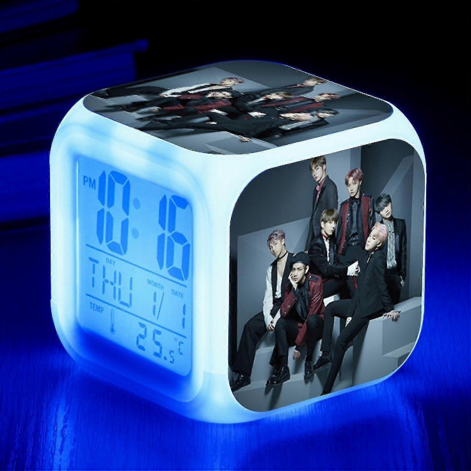 Sveglia digitale a led per camera da letto Sveglia a cubo di facile impostazione con 4 lati Bts luce notturna morbida grande display a colori orologio notturno 25