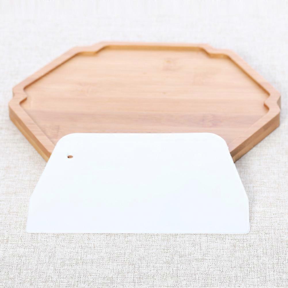 Plastic baking scraper, trapezoidal flour scraper, plastic medium and large sizes available for home baking.