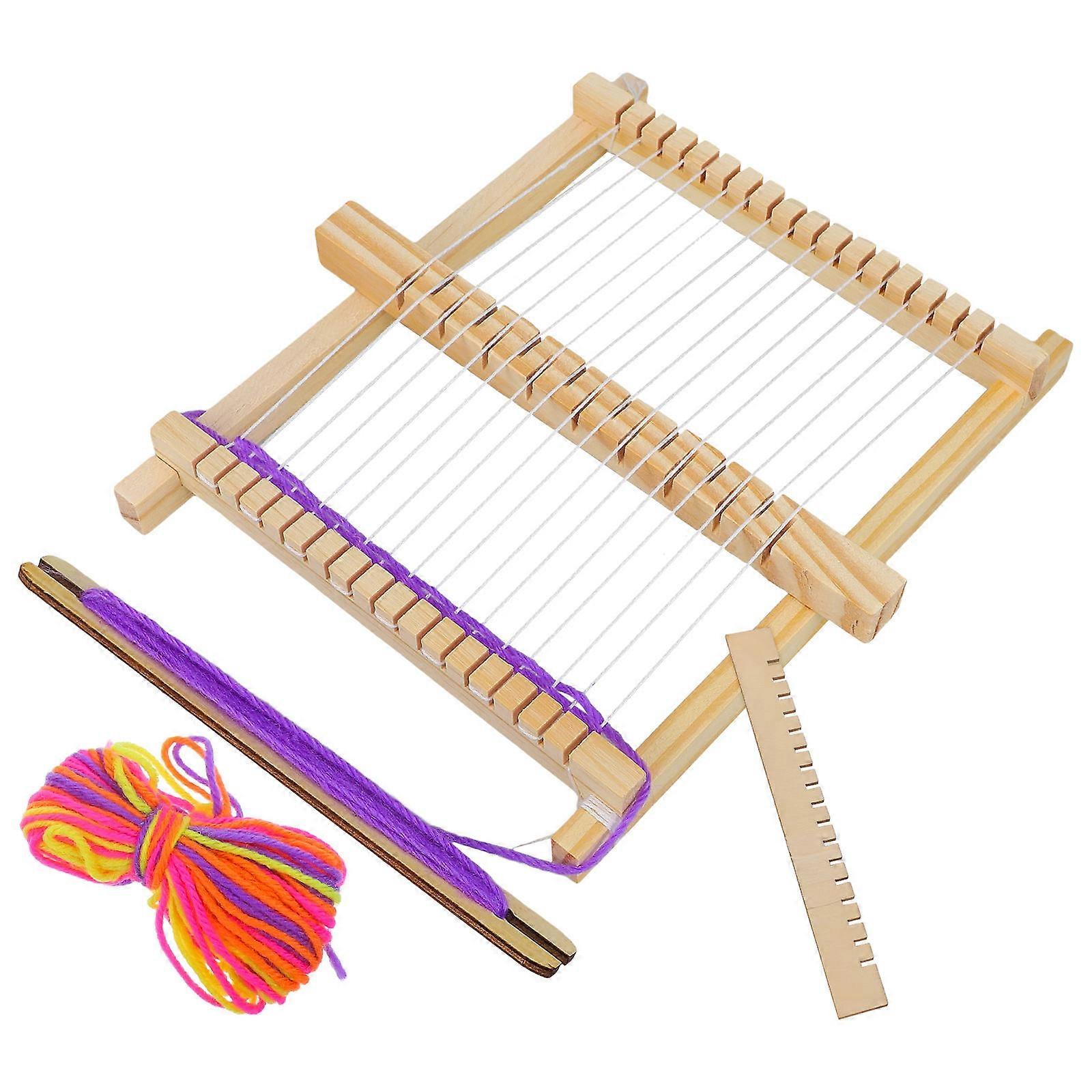 子供がカーキ色のベルトやスカーフを作成するための木製工芸機は、創造性と