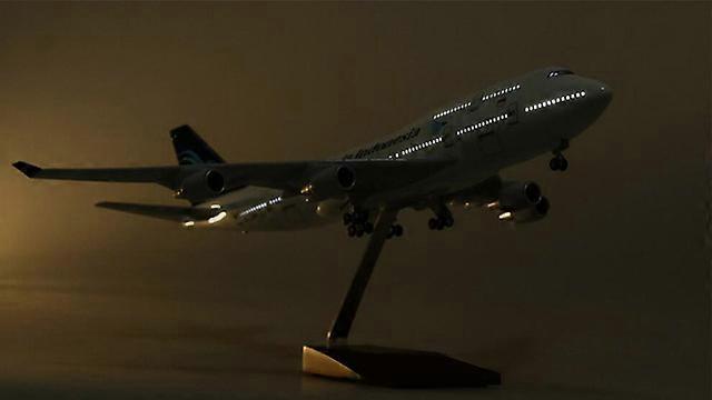 47CM 1/150 Scale Airplane Model Toys 747 B747 Garuda Indonesia Aircraft Model with Light and Wheels Resin Plastic Alloy Plane