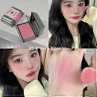 Mattes Rouge und Kontur-Highlighter in einem zarten Graurosa für ein natürliches Alltags-Make-up
