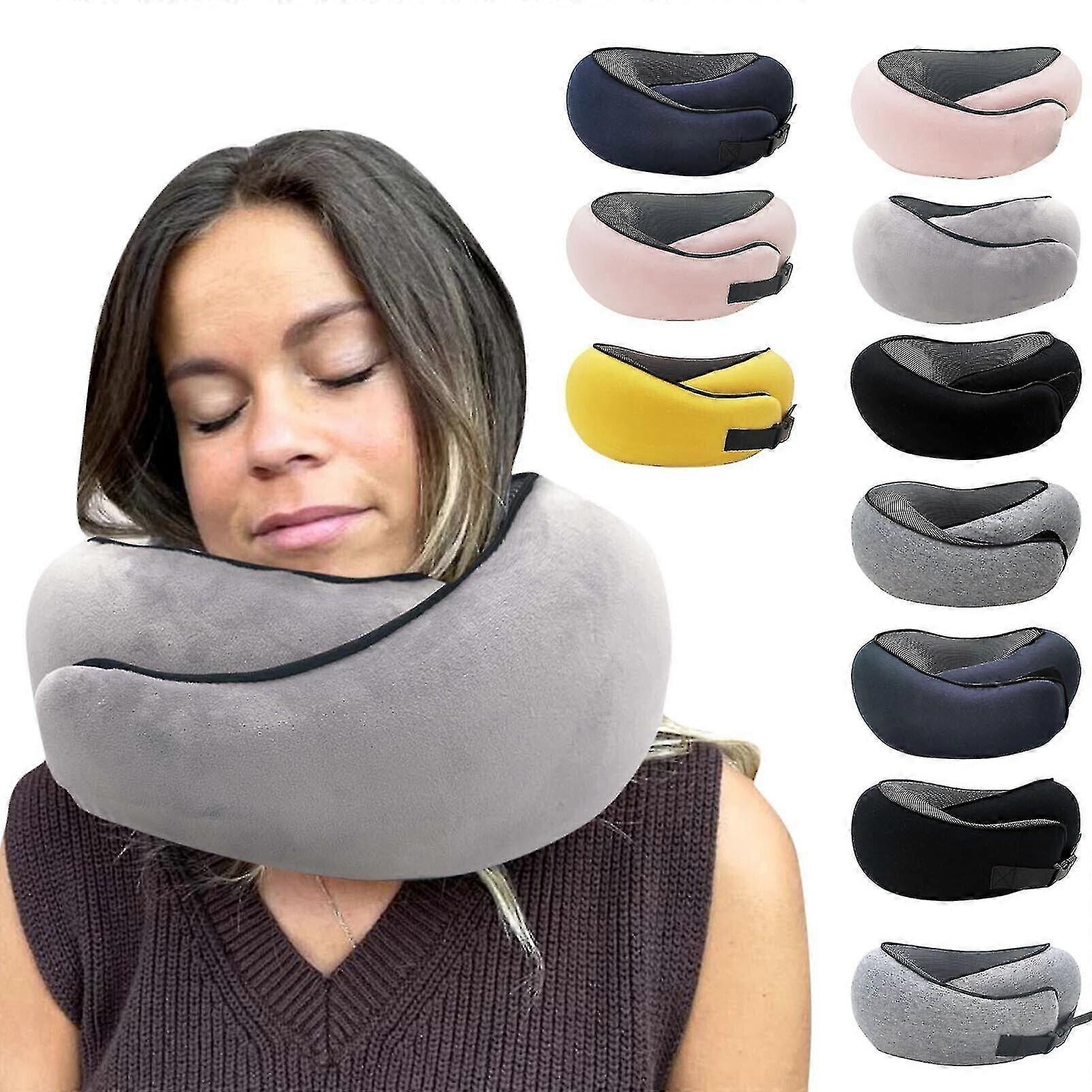 Matkakaulatyyny ja lentokoneen matkatarvikkeet ja matkalaukun kanssa