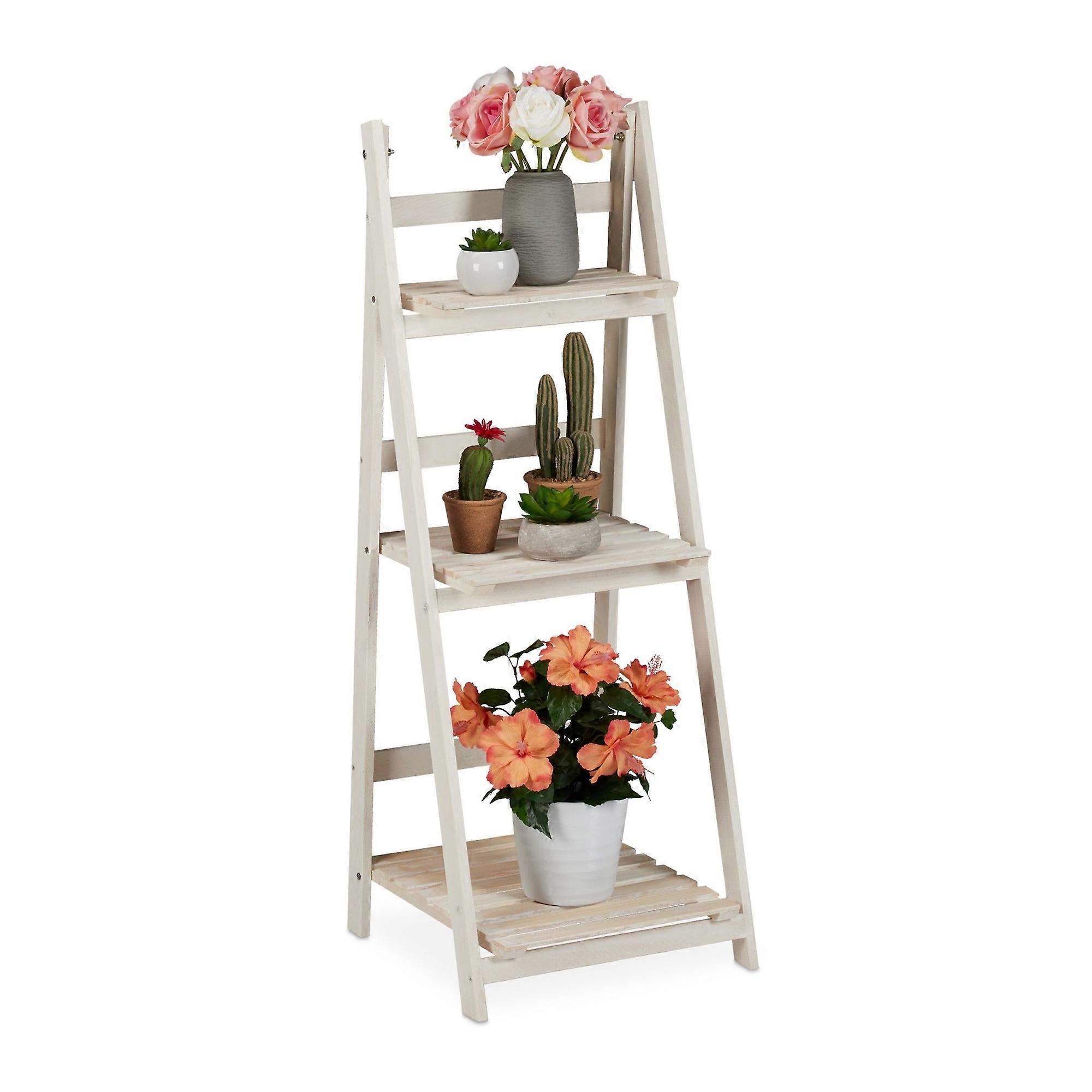 Vit trappa med träblommor