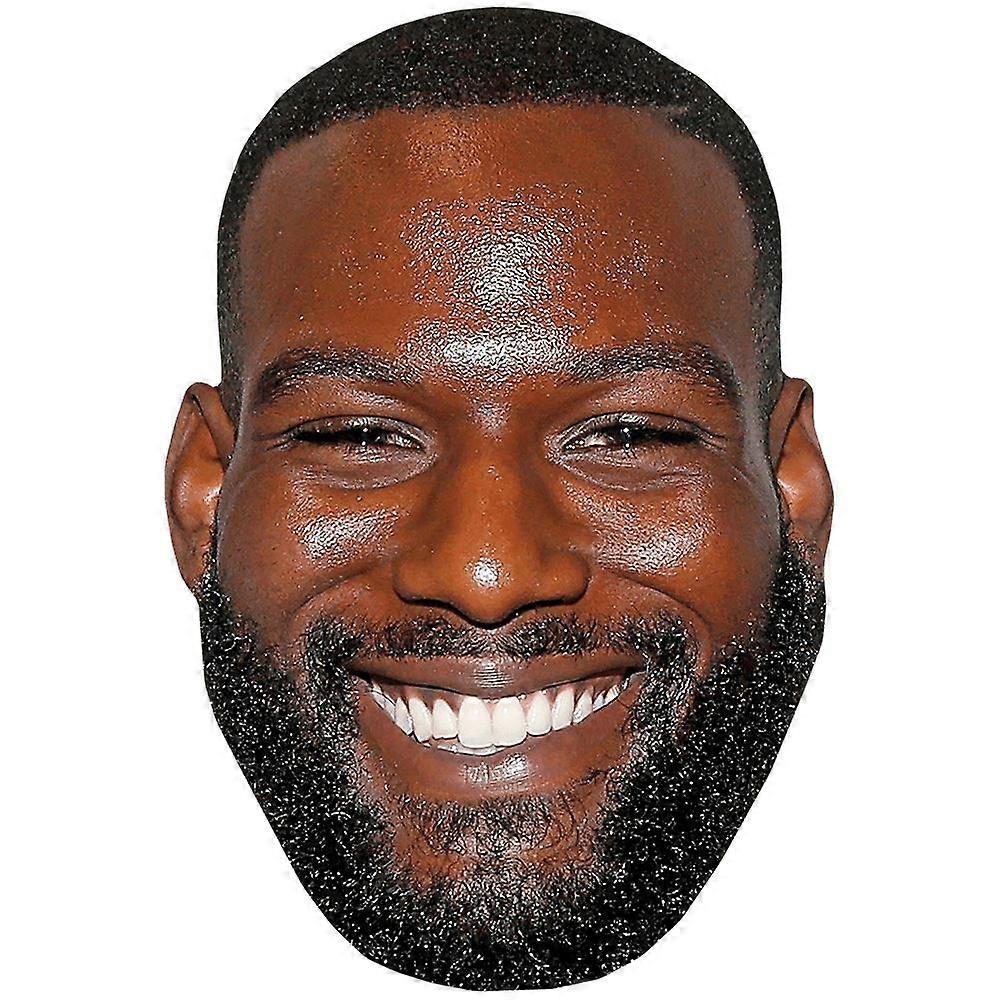 Kofi Siriboe (lächelt) Großer Kopf. Überlebensgroße Maske.