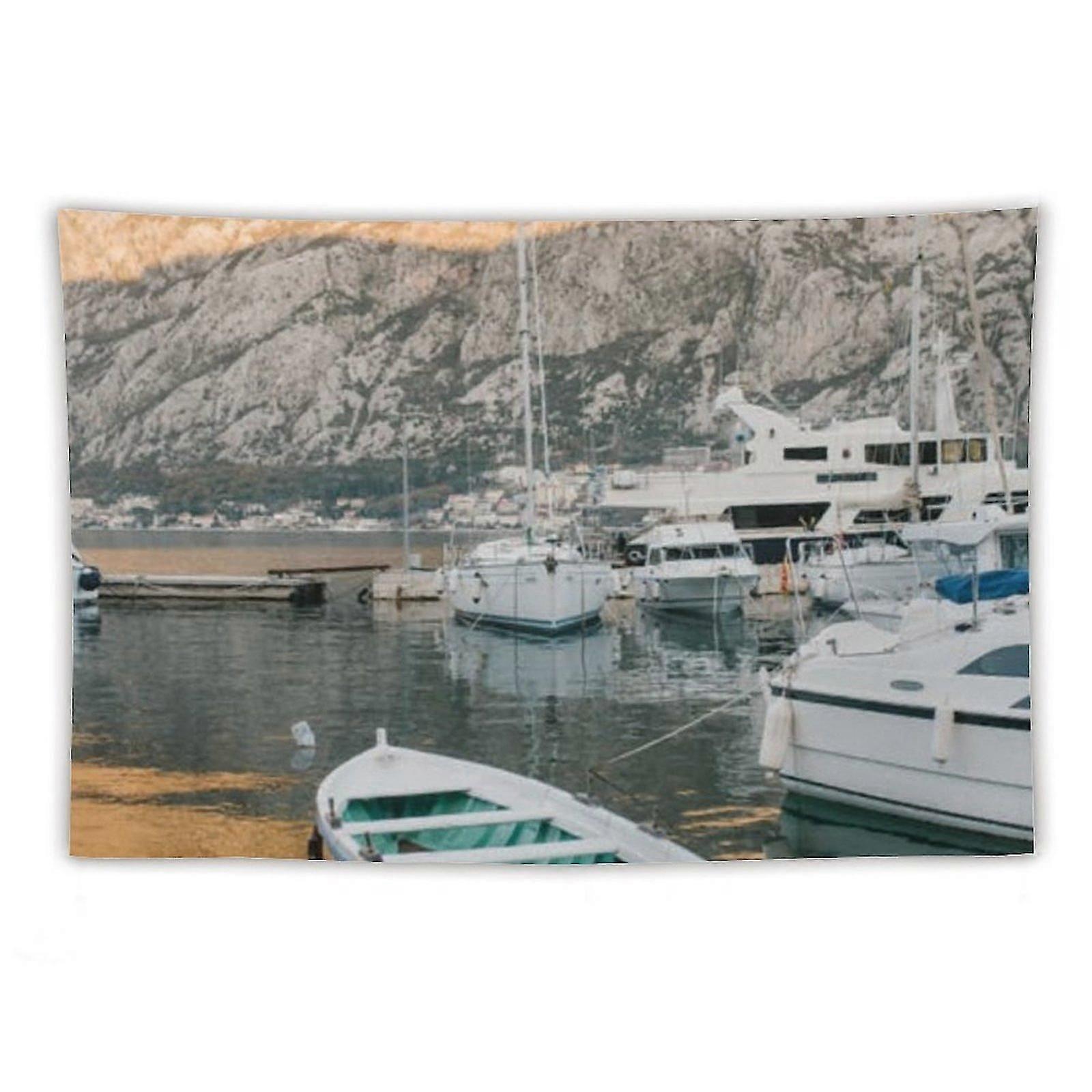 Transporte marítimo atracado em tapeçarias do lago calmo