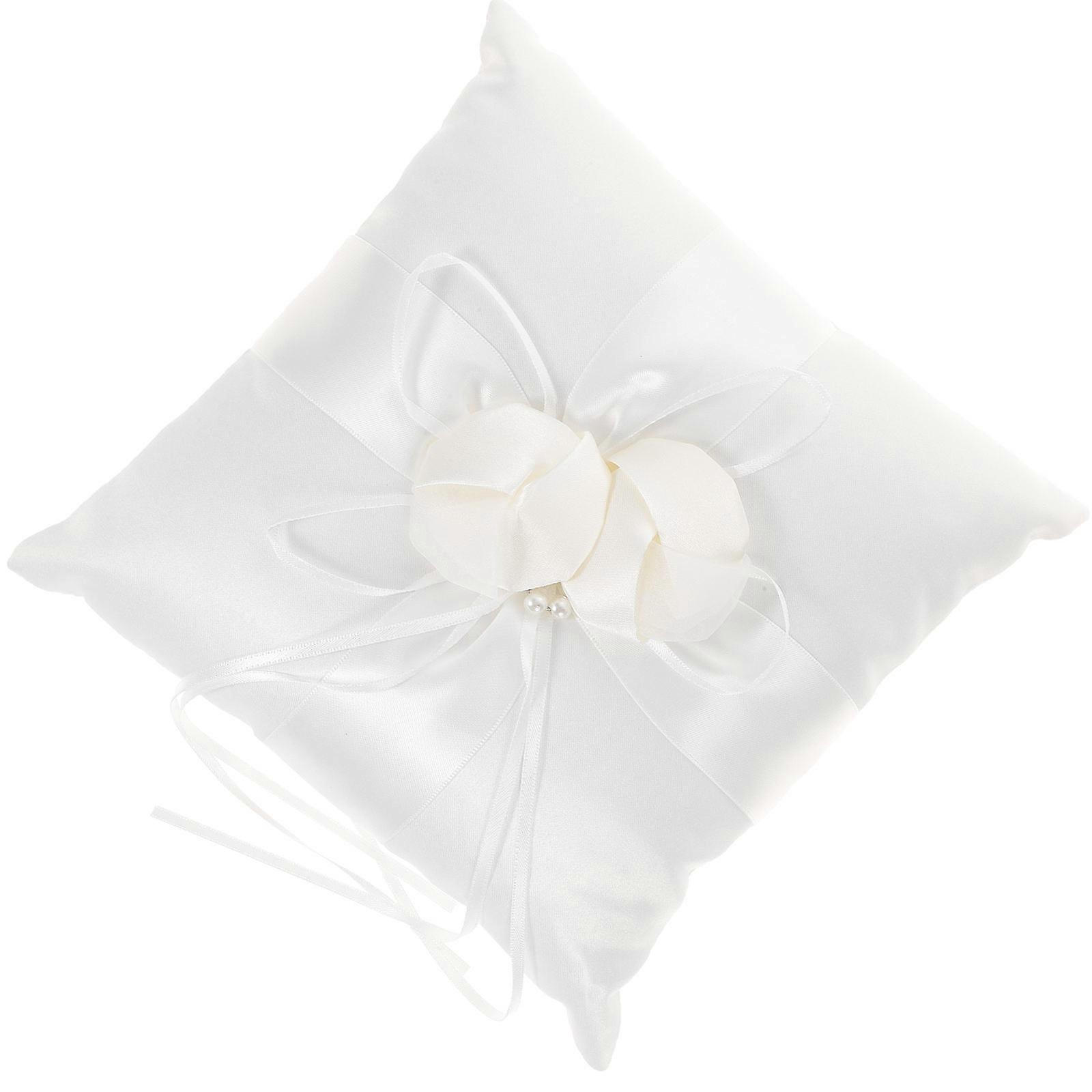 Fickringkudde med blomknopp för bröllopsceremoni vit