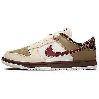 Tênis Nike Dunk de couro cano baixo para skate feminino, bege e vermelho IM6687-262