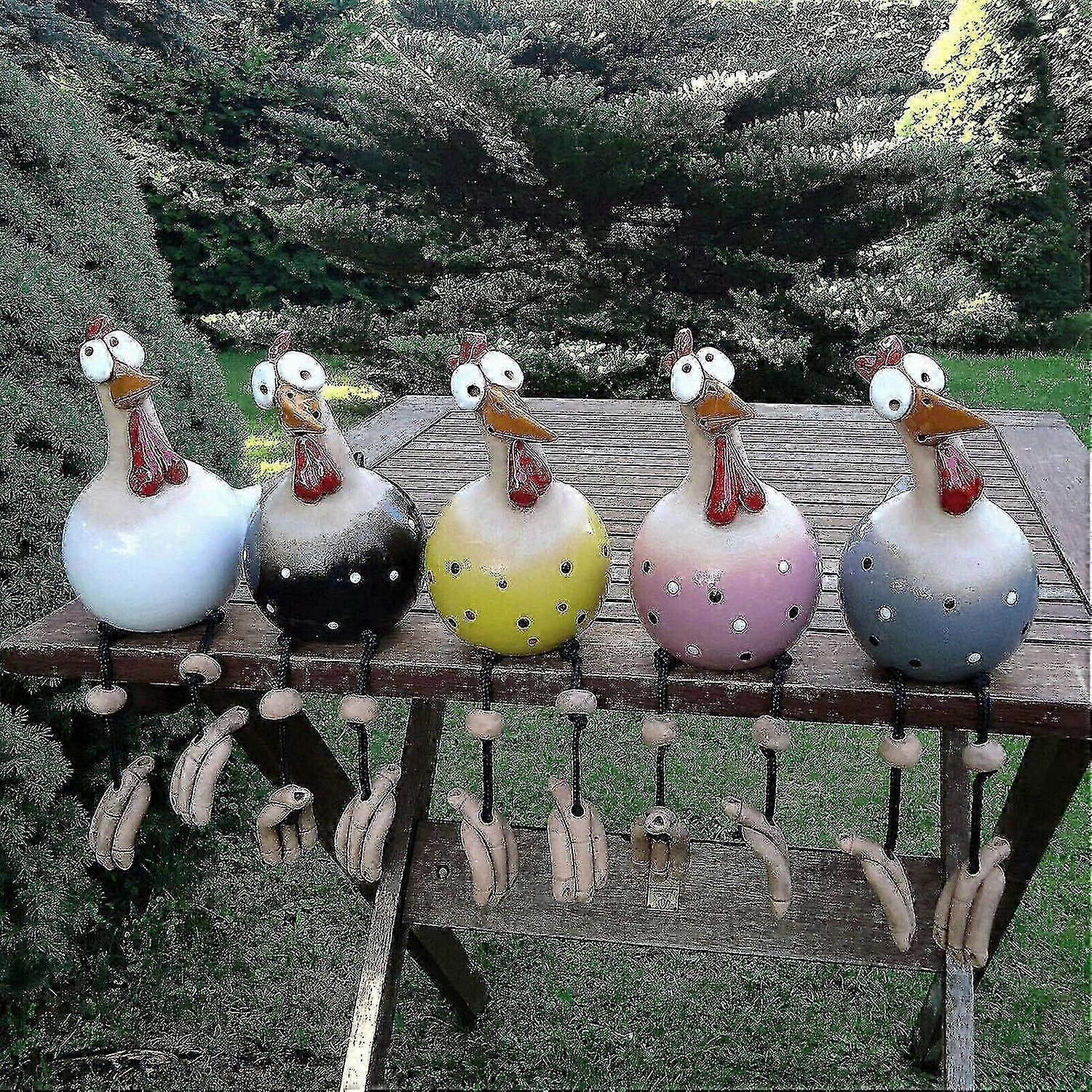 Ręcznie malowana ceramiczna ozdoba kury do tradycyjnej angielskiej dekoracji ogrodu wiejskiego i rustykalnego rzemiosła domowego