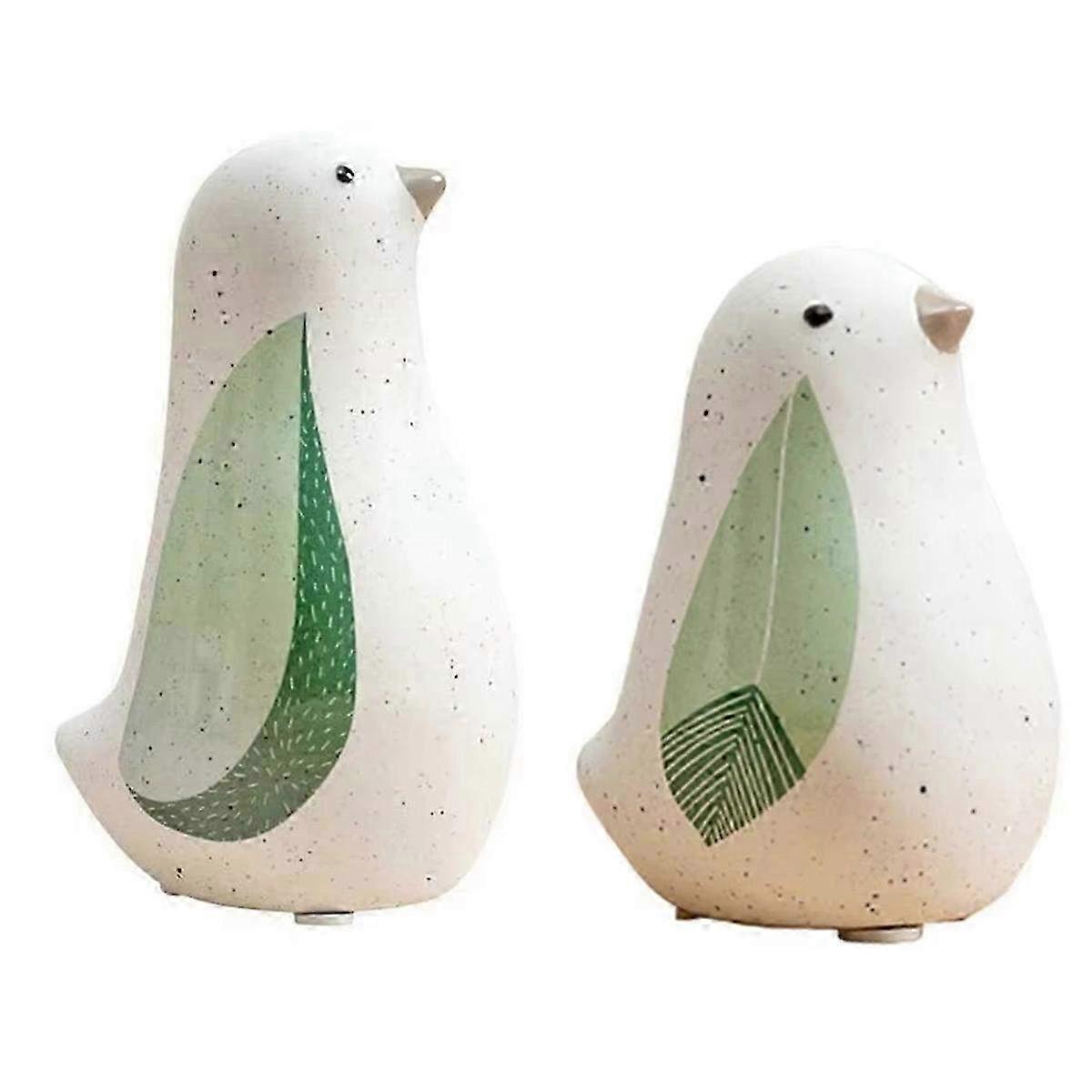 Puntelli freschi della decorazione dell'uccello per l'esposizione della vetrina della pasticceria - accenti affascinanti per dolci prelibatezze e decorazioni da forno