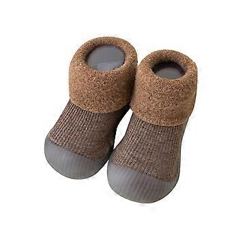Sokken en schoenen voor peuters (2-2,5 jaar): Warme vloersokken, antislip prewalkerschoenen.