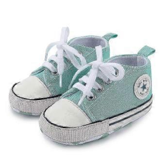 Baby- og børnesko, høje sneakers med stjerne, blød og skridsikker sål, perfekte til de første skridt. Skoene er lavet af kanvas og denim.