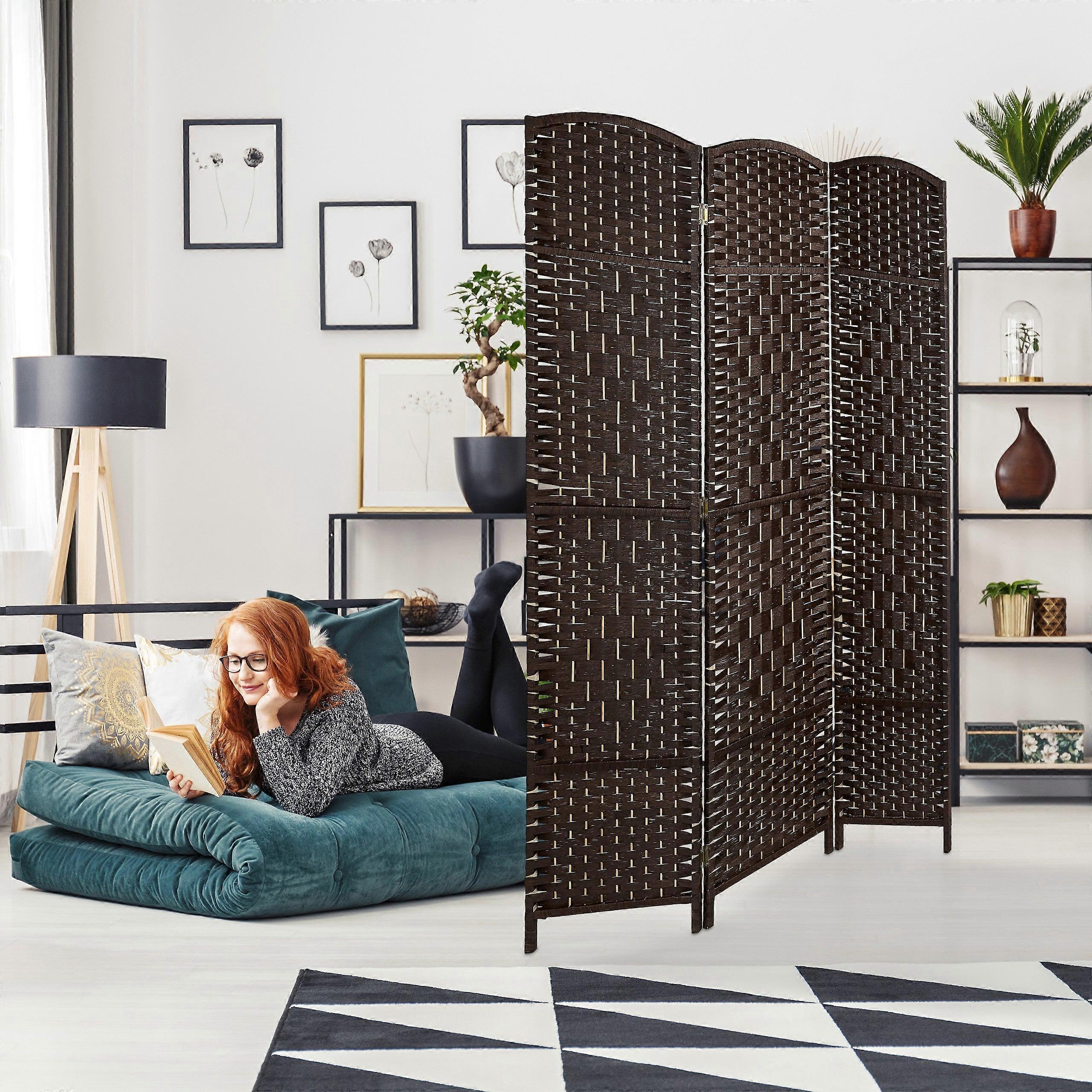 Screen wall with 3 panels
