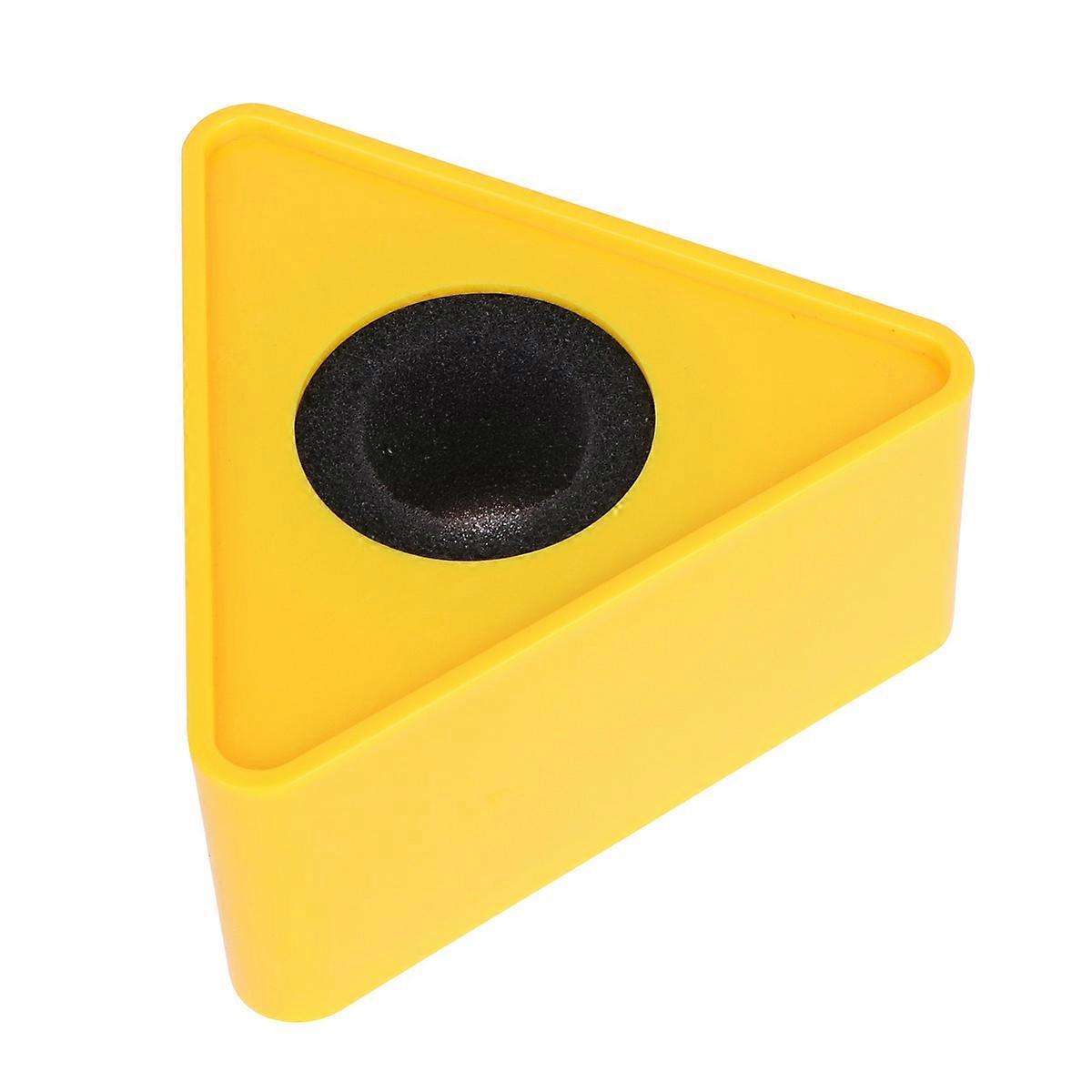 Professionele interviewmicrofoon met geel microfoonlogo en standaard.