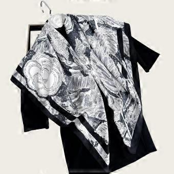 A variety of ways to wear: French retro square scarf summer beach tube top silk scarf photo sun protection Internet celebrity headscarf