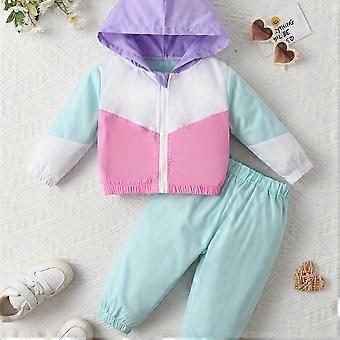 Completo da bambina composto da giacca con cappuccio a blocchi di colore e leggings a tinta unita, ideale per un look casual da esterno.