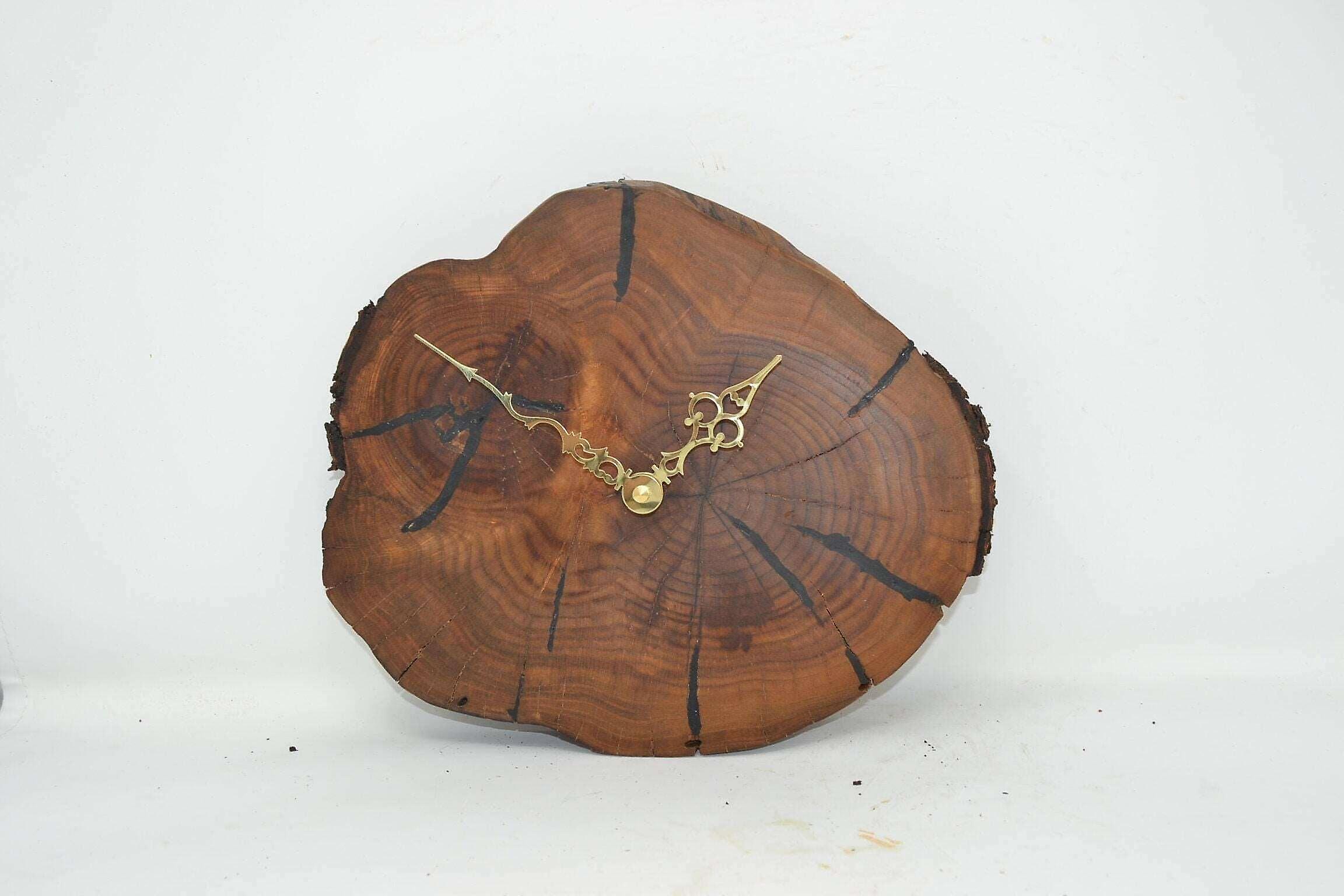 Drewniany zegar ścienny wykonany z drzewa octowego 26 x 22 cm unikatowy ręcznie robiony