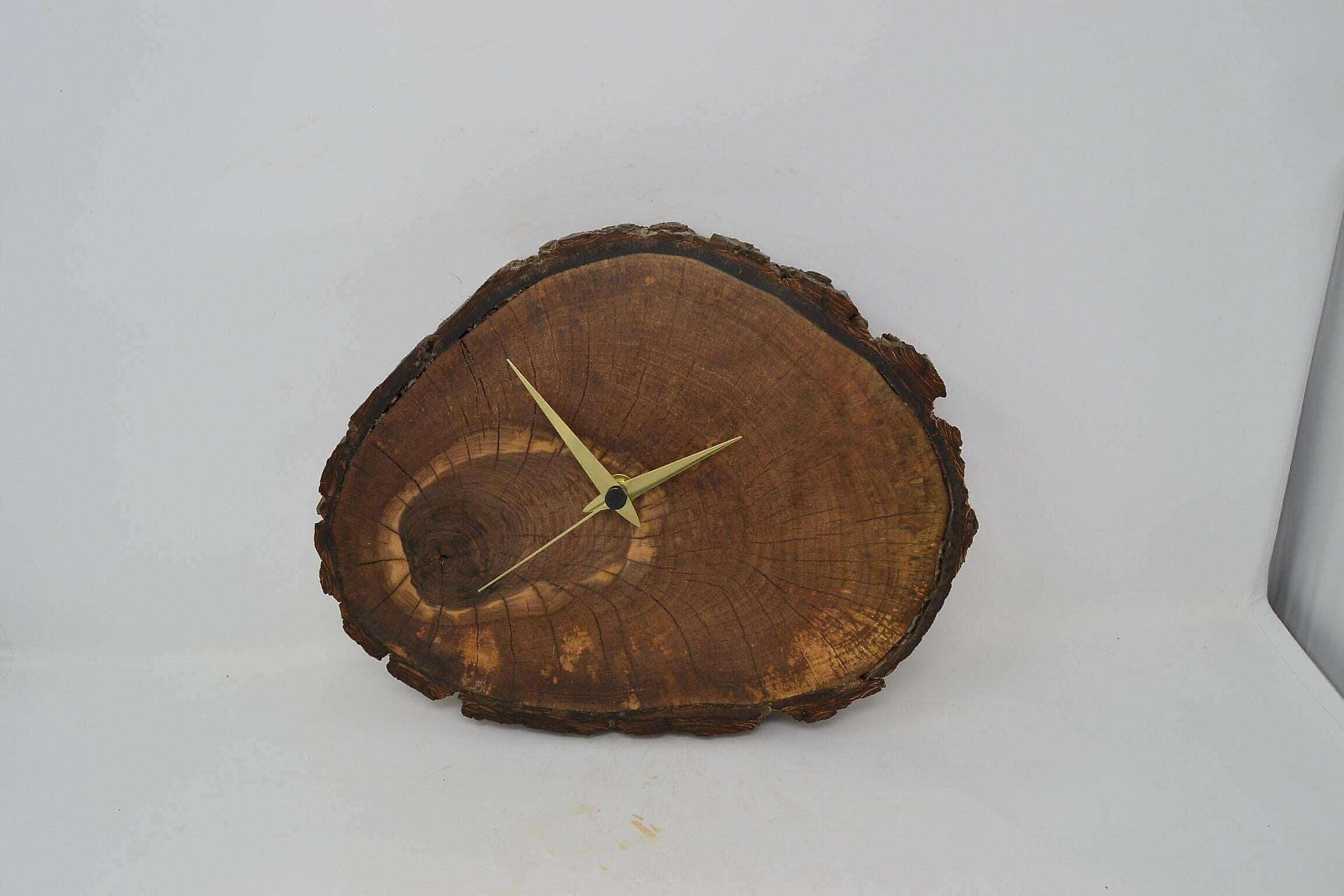 Drewniany zegar ścienny wykonany z orzecha włoskiego 32 x 25 cm unikatowy ręcznie robiony