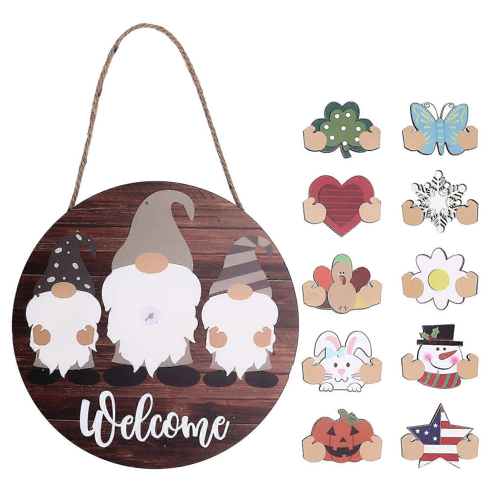 素敵な農家のフロントポーチドアの装飾 - LEDライトとノームデザインと丸い木のハンギングサイン