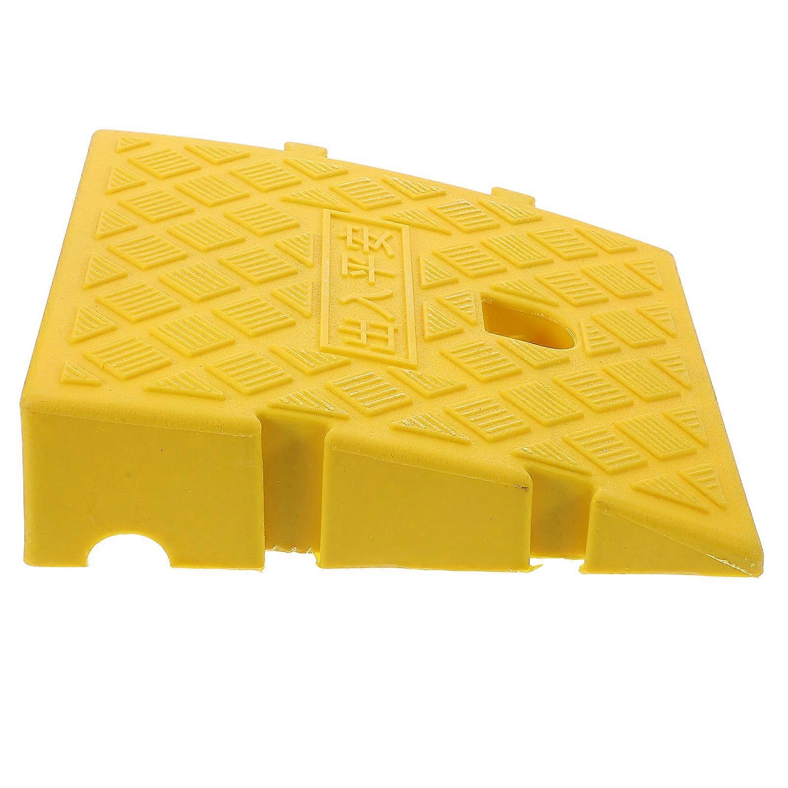 Wheelchair Access Curb Ramps Plastic Durable Use For Driveway Sidewalk Car 27 00X25 00X7 00CM 1Set