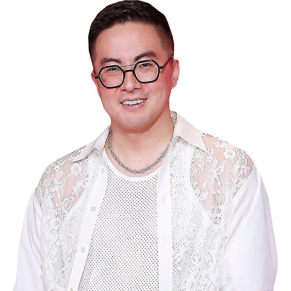 Bowen Yang (vit skjorta) halvkropp kompis utskärning