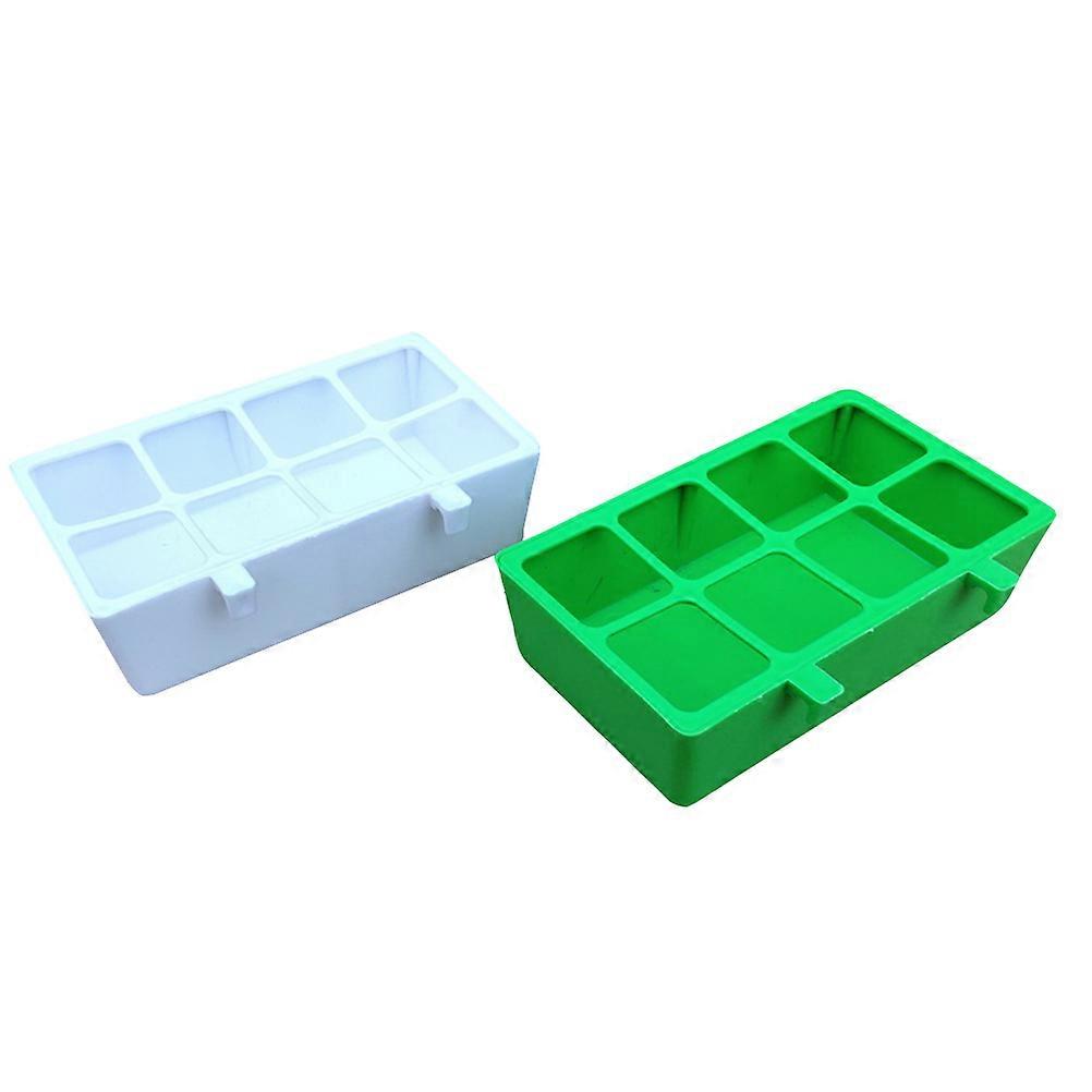 Kit com 2 comedouros e recipientes para ração de pássaros.