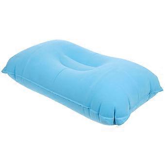Blauw opblaasbaar campingkussen voor buiten, ideaal om op te rusten.