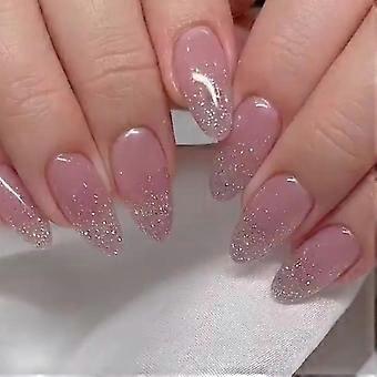 Faux ongles ovales simples, résistants aux ébréchures et aux bavures, pour les passionnées de manucure et les blogueuses beauté.