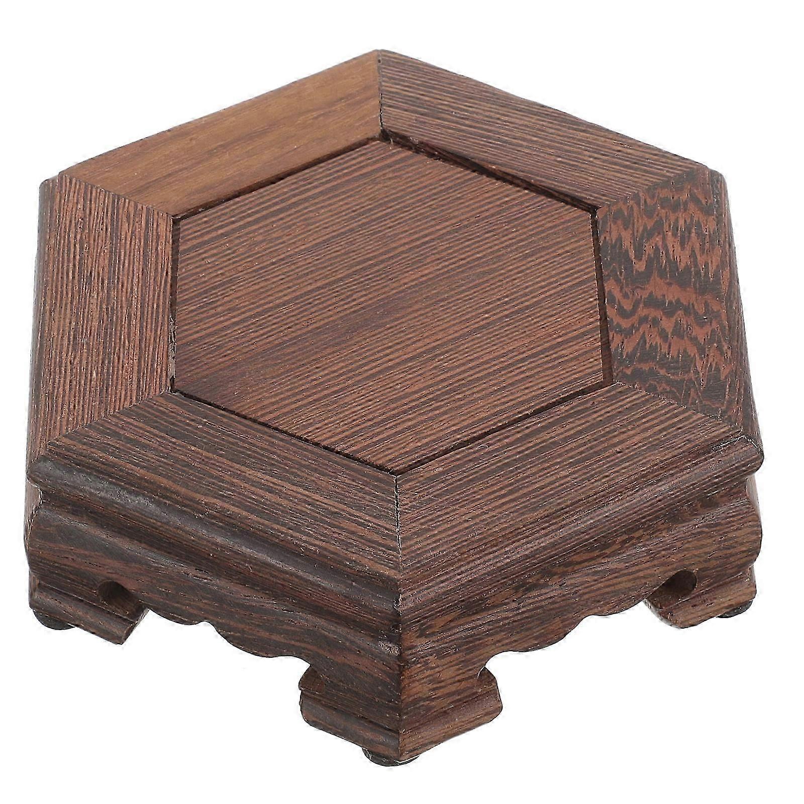 Expositor de madera con forma de alitas de pollo marrones, base hexagonal.