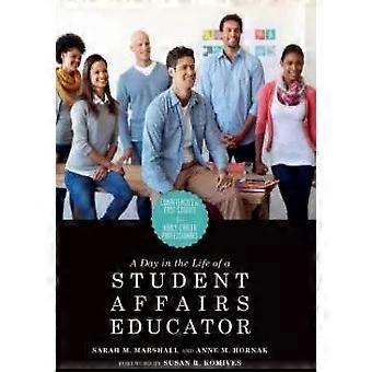 Um Dia na Vida de uma Educadora de Assuntos Estudantis, de Sarah M. Marshall (Livro de Bolso)