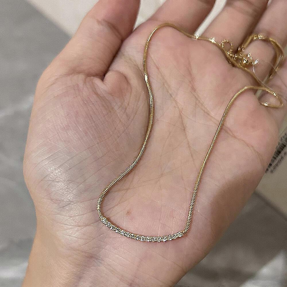 This cubic zirconia snake chain features an exquisite and sparkling design. A simple piece of jewelry, it's suitable for layering and everyday wear.