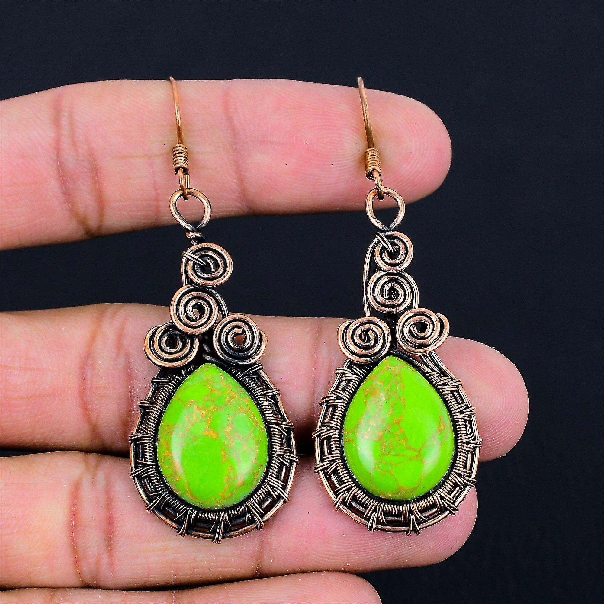 Stupendi orecchini fatti a mano con pietre preziose turchesi color rame verde, avvolti in filo di rame puro.