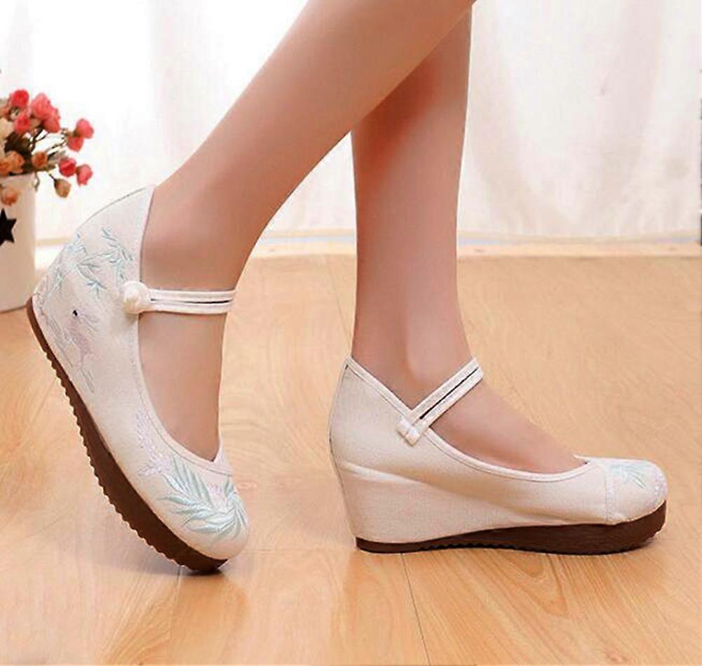 Spring 2018 new embroidered shoes women's ancient style shoes with Hanfu beef tendon bottom inner heightened Chinese style square dance shoes