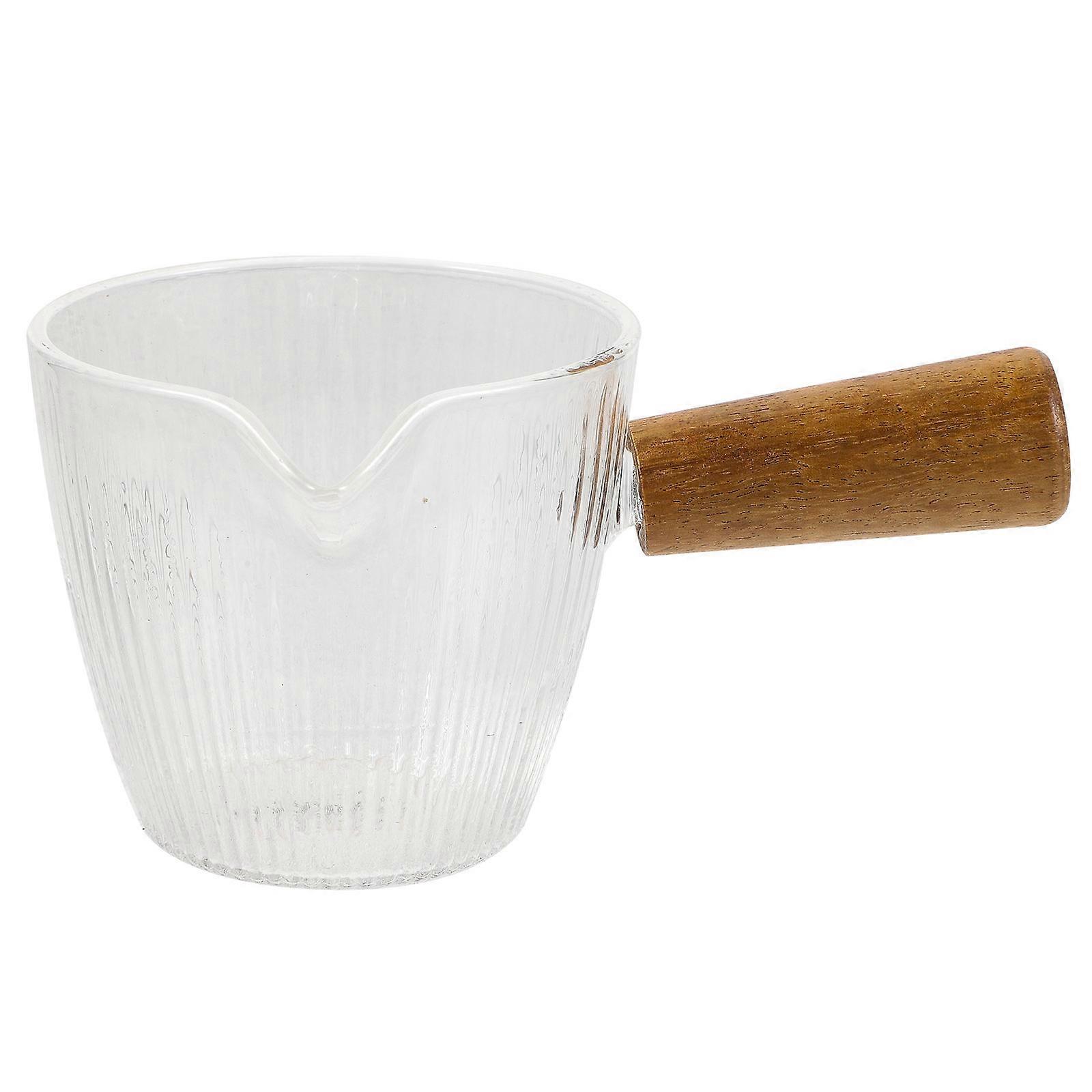 Petit pichet en verre opalin avec anse