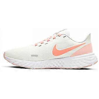 Nike Revolution 5 « Blanc Orange Perle » Femme BQ3207-109