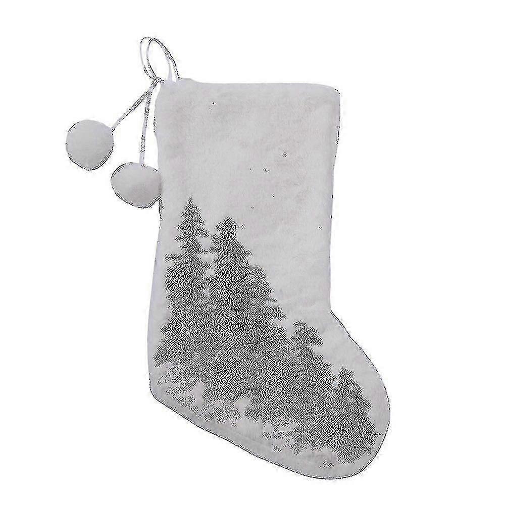 Snøfnuggbroderte julestrømper til peisdekor