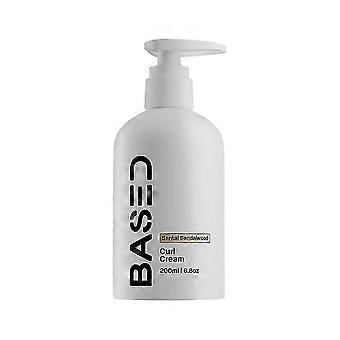 À base de spray au sel de mer et de crème pour boucles au bois de santal Santal pour une tenue légère naturelle