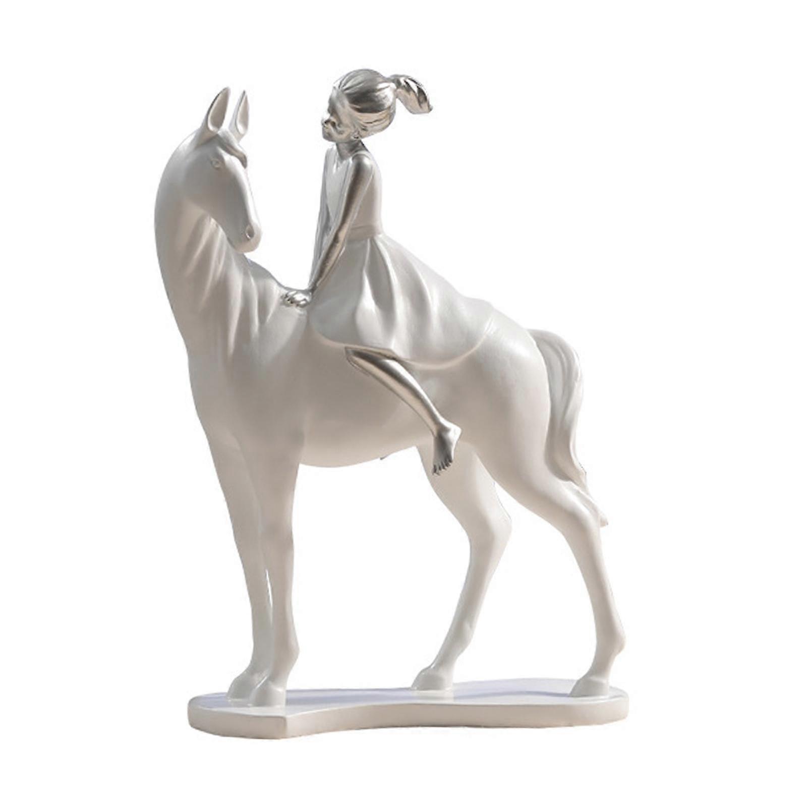 Tyttö ratsastaa hevoshahmon pöytäkoriste kotitalouksien keittiöruokailuun