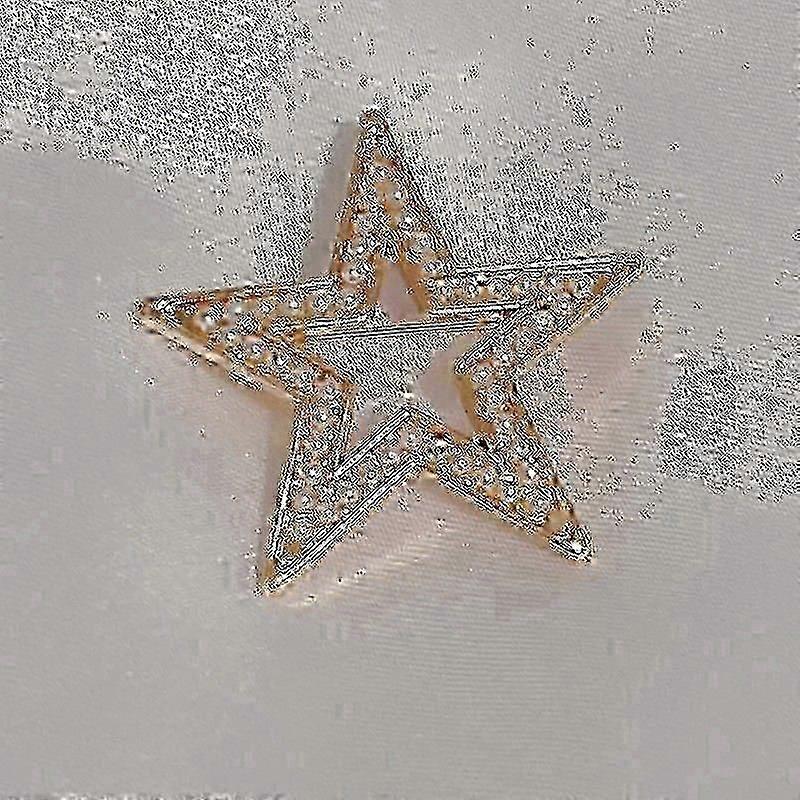 Broche design double C pour les amateurs de style classique