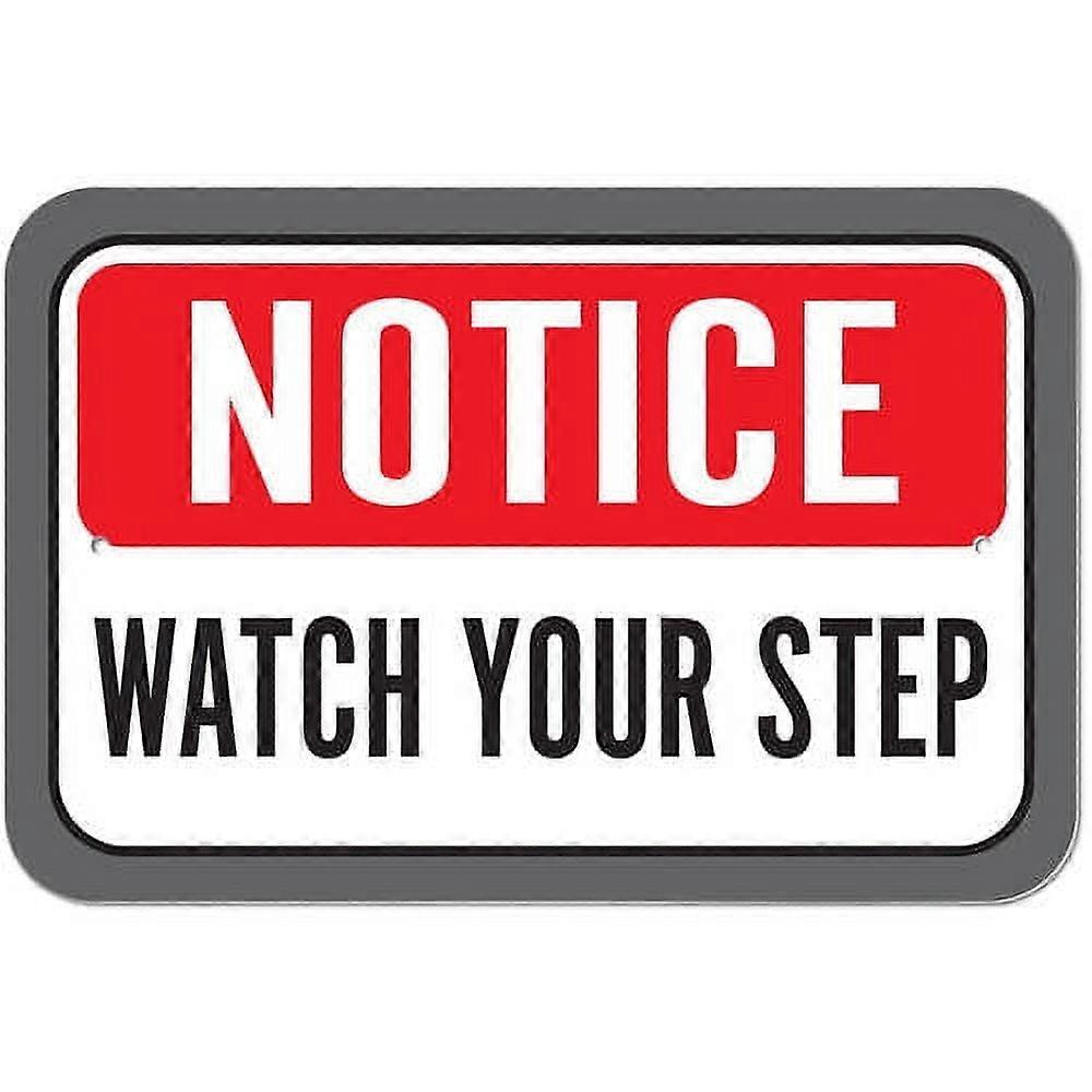 Atenção à placa de "Cuidado com o Passo"