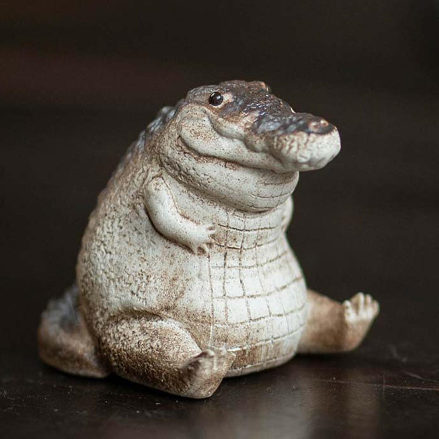 Tea Pet Fine Beautiful Delicate Simulated Decorative Purple Clay Handmade Crocodile Tea Figurine